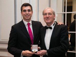 El Dr. Aragón recibe la Medalla de Oro del Foro Europa al prestigio profesional
