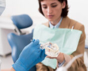 Ortodoncia con implantes dentales, carillas o coronas