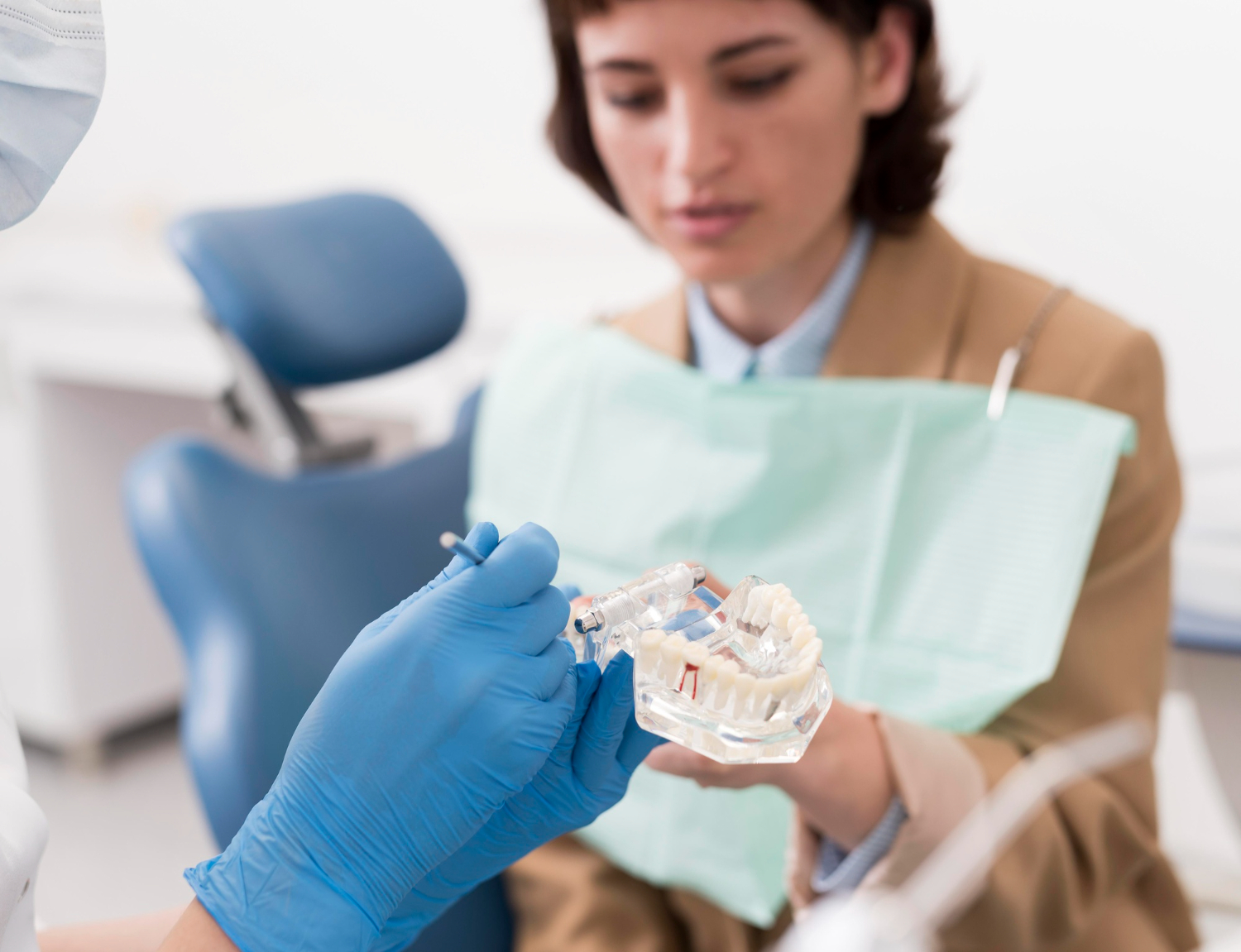 Ortodoncia con implantes dentales, carillas o coronas
