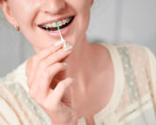 Uso del hilo dental con brackets
