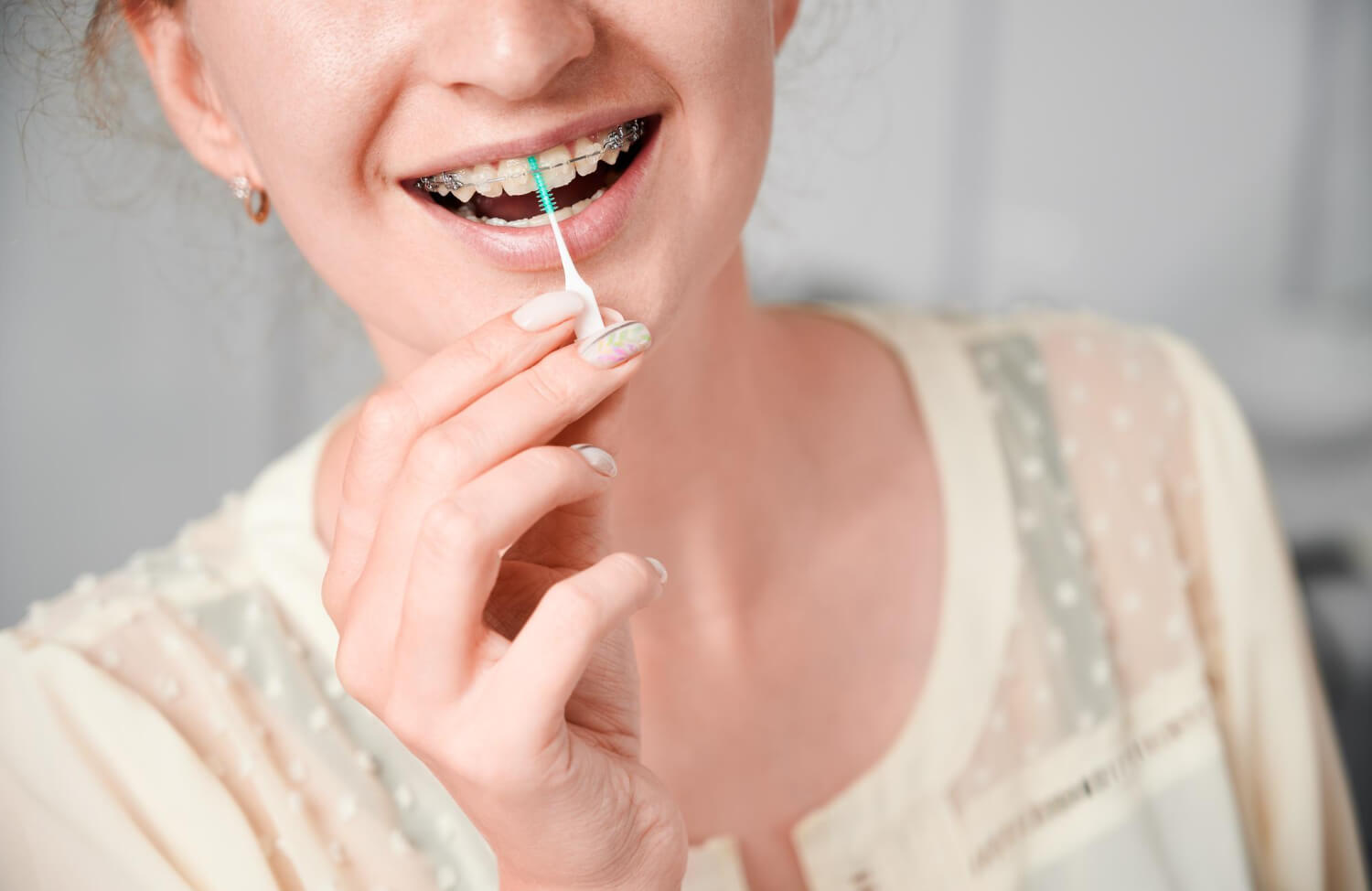 Uso del hilo dental con brackets